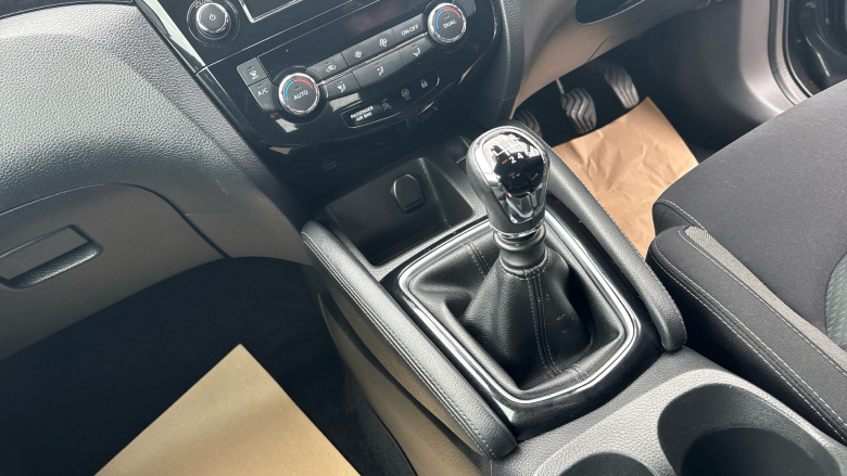 Nissan Qashqai 1.3 DiG-T N-Connecta 5dr Petrol Hatchback